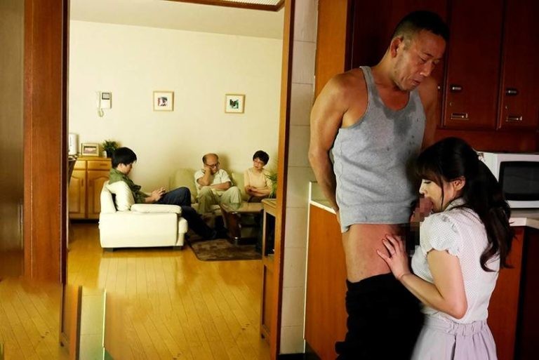 Bố chồng lén lút địt vào lồn con dâu