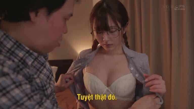 Cô em gái hư hỏng giả vờ ngây ther gạ tình những anh trai giàu có