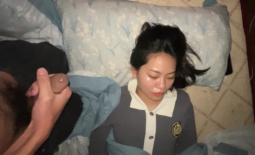 Lén lút vào phòng em lúc ngủ mà chỉ dám đứng quay tay bắn tinh lên tóc em